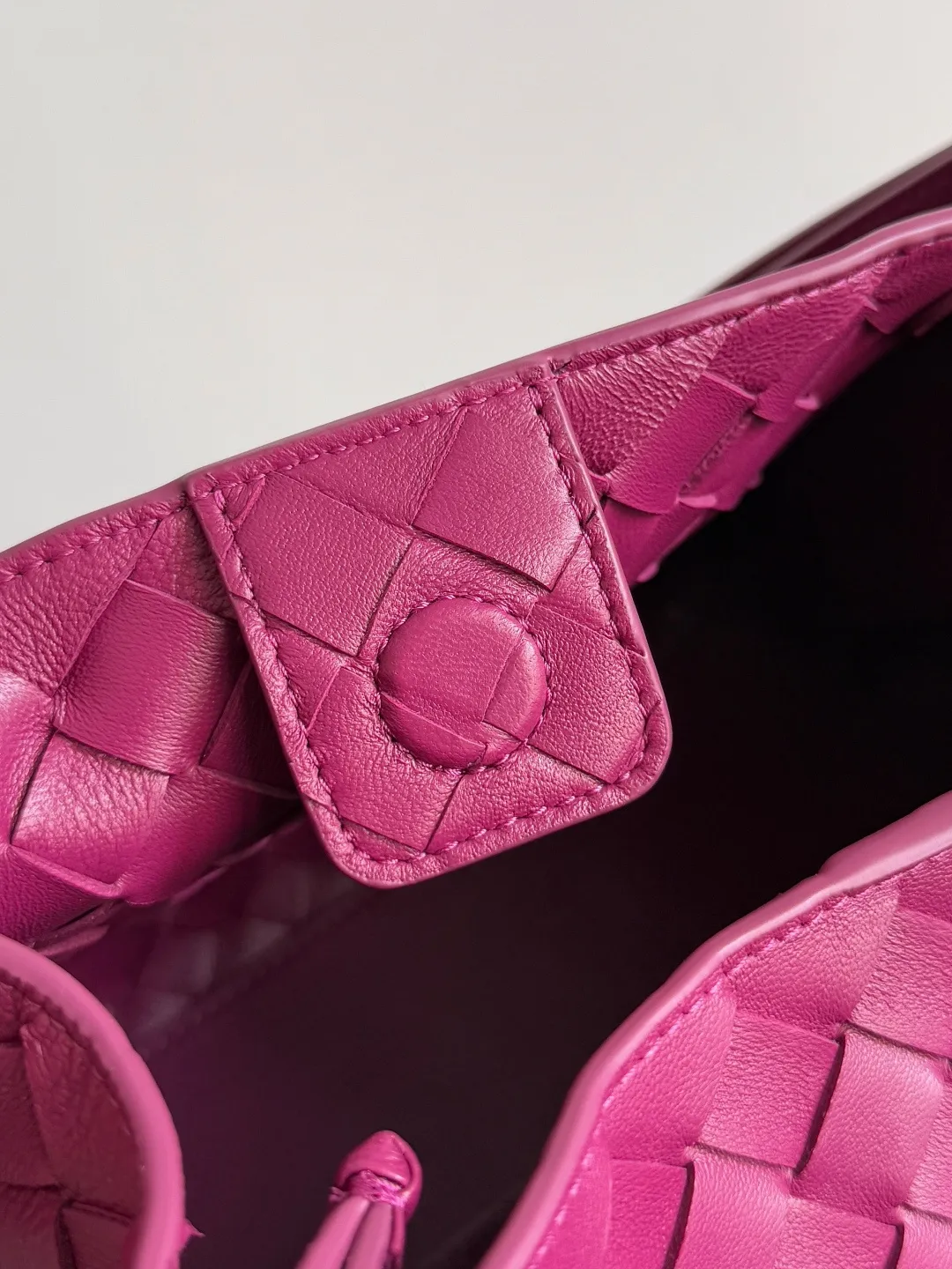 Batch 2060 BOTTEGA VENETA 2025 Autumn New Product Medium Parachuta The long-awaited new medium parachuta is here, with a unique appearance and iconic metal knots, and a whole piece of leather folds the four corners into a parachute shape! The exquisite Knot metal buckle is like putting jewelry on a bag. It is high-end and elegant. Its super capacity can hold all your things! The overall effect of this bag is very different from before. It is neither too delicate to provide a large capacity nor too bulky because of its practicality. It simply provides a perfectly suitable bag for casual and simple people👜 Style number: 835921 Size: 29.5*18.5*17.5cm